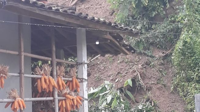 Tebing Setinggi 8 Meter Longsor Timpa Teras Rumah Warga Semin