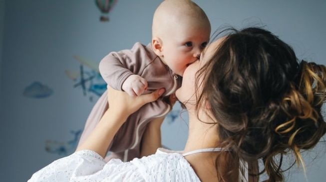 ilustrasi ibu dan bayi.[Pexels/Polina Tankilevitch]