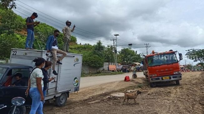 Warga Lombok Nonton Aksi Pembalap MotoGP Dekat Kuburan, Dari Atas Mobil Box, dan Pohon Kelapa