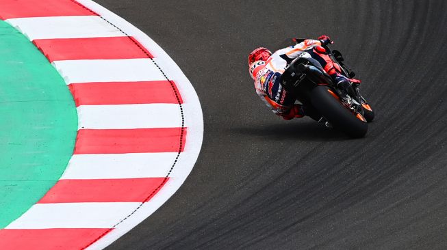 Pembalap Repsol Honda Team MotoGP Marc Marquez memacu kecepatan motornya pada hari terakhir tes pramusim MotoGP 2022 di Pertamina Mandalika International Street Circuit, Lombok Tengah, NTB, Minggu (13/2/2022).   [ANTARA FOTO/Andika Wahyu]
