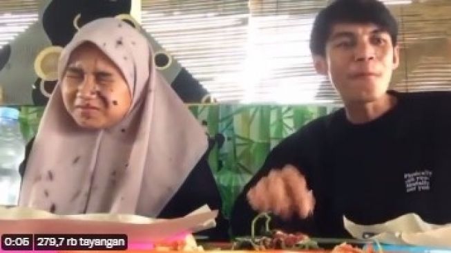 Lagi Makan Cumi Bareng Pacar, Endingnya Malah Ngeri Lihat Wajah Ceweknya