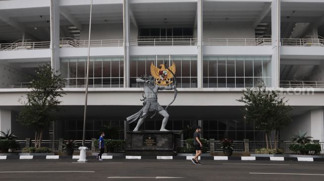 Warga berolahraga di kompleks Gelora Bung Karno, Senayan, Jakarta, Minggu (13/2/2022). [Suara.com/Angga Budhiyanto]