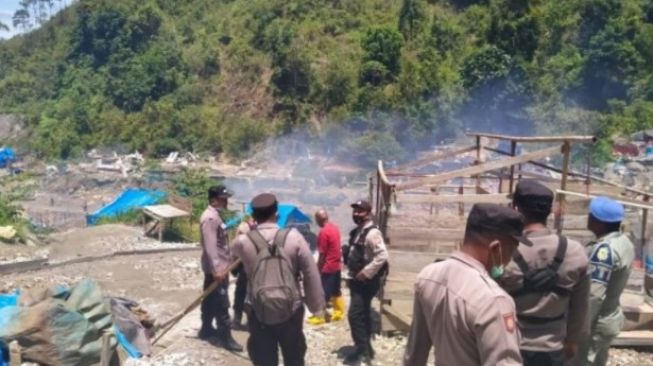 Polisi Kosongkan Lokasi Tambang Emas Ilegal di Gunung Botak