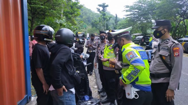 Ugal-ugalan Saat Menuju Ke Pantai, Rombongan Remaja Kedapatan Bawa Obat Terlarang dan Minuman Keras Saat Dirazia