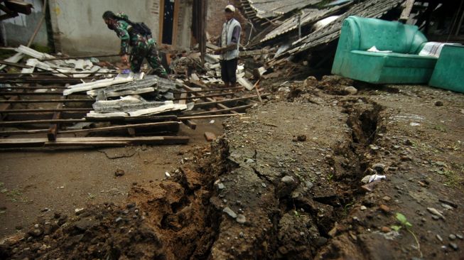 Personel TNI bersama warga membersihkan puing-puing rumah warga yang hancur akibat bencana tanah bergerak di Desa Dermasuci, Kabupaten Tegal, Jawa Tengah, Minggu (13/2/2022). ANTARA FOTO/Oky Lukmansyah