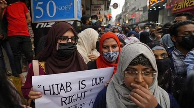 Protes umat Muslim India akibat larangan pemakaian jilbab. (AP)