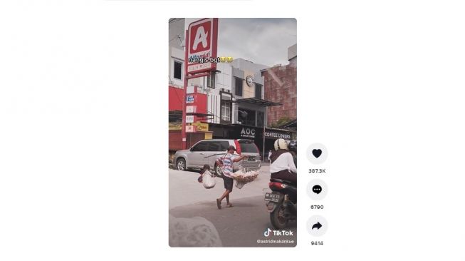 Aksi seorang lelaki pikul barang dagangan. [TikTok]