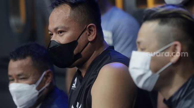 Presenter Vicky Prasetyo dan pengacara Hotman Paris Hutapea memberikan keterangan pers usai beradu tinju (boxing) di United Gym, Cengkareng, Jakarta, Senin (14/2/2022). [Suara.com/Angga Budhiyanto]