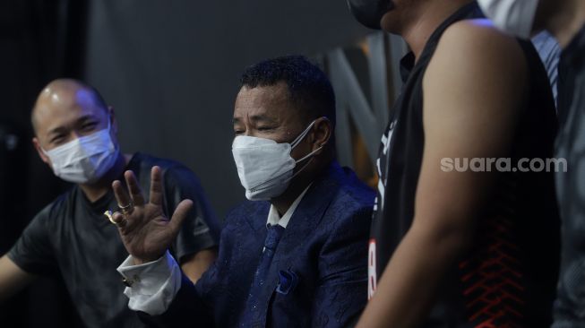 Pengacara Hotman Paris Hutapea memberikan keterangan pers usai beradu tinju (boxing) dengan presenter Vicky Prasetyo di United Gym, Cengkareng, Jakarta, Senin (14/2/2022). [Suara.com/Angga Budhiyanto]