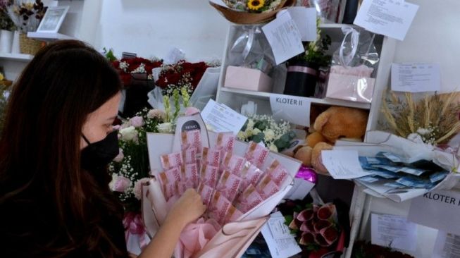 Warga Denpasar Mulai Gemar Beri Buket Uang Saat Valentine, Jumlahnya Rp 200 Ribu Sampai Rp 2 Juta