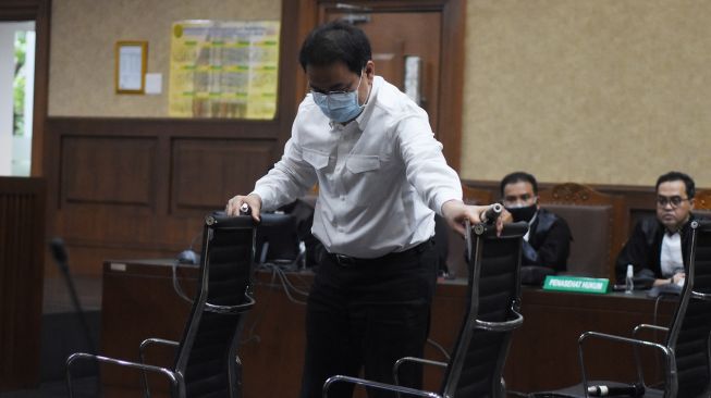 Terdakwa mantan Wakil Ketua DPR Azis Syamsuddin bersiap mengikuti sidang putusan kasus suap kepada mantan penyidik KPK, AKP Stepanus Robin Pattuju untuk pengurusan perkara Dana Alokasi Khusus (DAK) Lampung Tengah, di Pengadilan Tipikor, Jakarta, Senin (14/2/2022). ANTARA FOTO/Indrianto Eko Suwarso