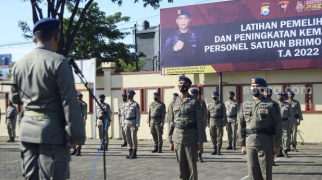 Personil Brimob Batalyon A Pelopor Latihan Hadapi Kerusuhan Massal di Kota Makassar