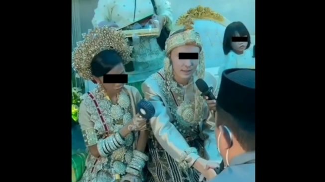 Viral penghulu kacau menggunakan bahasa Inggris saat menikahi bule dan warga negara Indonesia.  (Instagram/@viral_news)