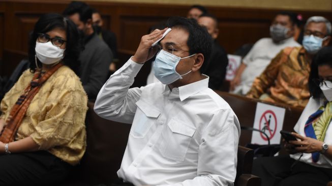 Terdakwa mantan Wakil Ketua DPR Azis Syamsuddin (tengah) menunggu dimulainya sidang putusan kasus suap kepada mantan penyidik KPK AKP Stepanus Robin Pattuju untuk pengurusan perkara Dana Alokasi Khusus (DAK) Lampung Tengah, di Pengadilan Tipikor, Jakarta, Senin (14/2/2022). ANTARA FOTO/Indrianto Eko Suwarso
