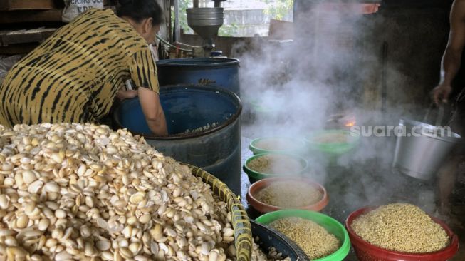 Harga Kedelai Melambung Tinggi, Produsen Tempe di Kembangan Jakbar Ancam Mogok Produksi