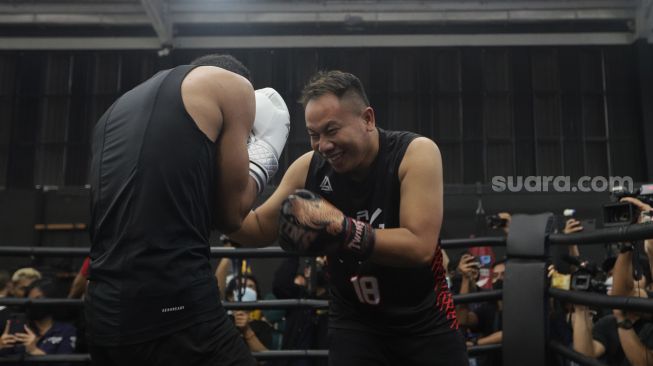 Presenter Vicky Prasetyo beradu tinju (boxing) dengan peraih medali emas PON Papua 2020 Jekson Karmela di United Gym, Cengkareng, Jakarta, Senin (14/2/2022). [Suara.com/Angga Budhiyanto]