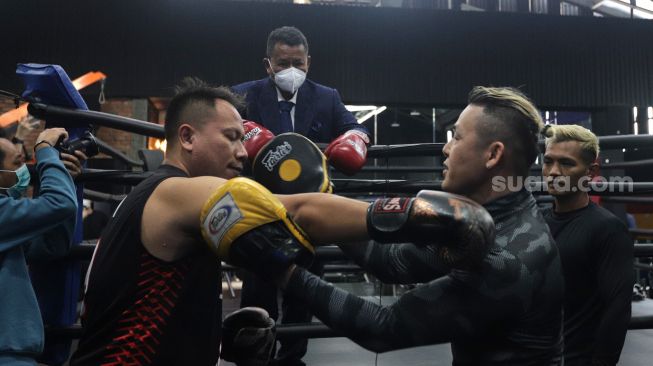 Presenter Vicky Prasetyo bersiap untuk beradu tinju (boxing) dengan pengacara Hotman Paris Hutapea di United Gym, Cengkareng, Jakarta, Senin (14/2/2022). [Suara.com/Angga Budhiyanto]