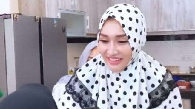 Lucinta Luna Berhijab Saat Tasyakuran Bareng Anak Yatim, Netizen: Harusnya Pakai Sarung dan Peci