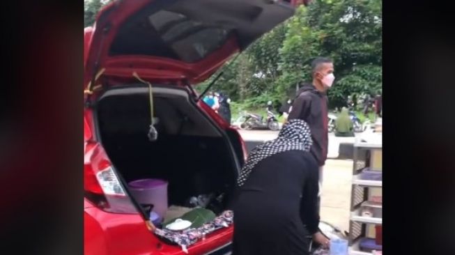 Viral Ibu-ibu Jualan Pakai Mobil Mewah Warnanya Merah Ngejreng, Alasan di Baliknya Malah Bikin Sedih