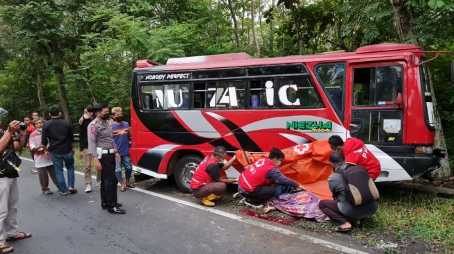 Senggol Motor di Depannya Saat akan Mendahului, Satria Tewas Terlindas Minibus