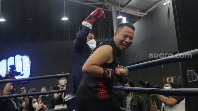 Pengacara Hotman Paris Hutapea beradu tinju (boxing) dengan presenter Vicky Prasetyo di United Gym, Cengkareng, Jakarta, Senin (14/2/2022). [Suara.com/Angga Budhiyanto]