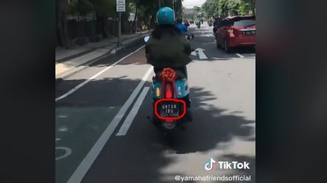 Cewek Ini Rayakan Valentine dengan Mengendarai Motor Baru di Jalanan Surabaya Tuai Pujian Warganet