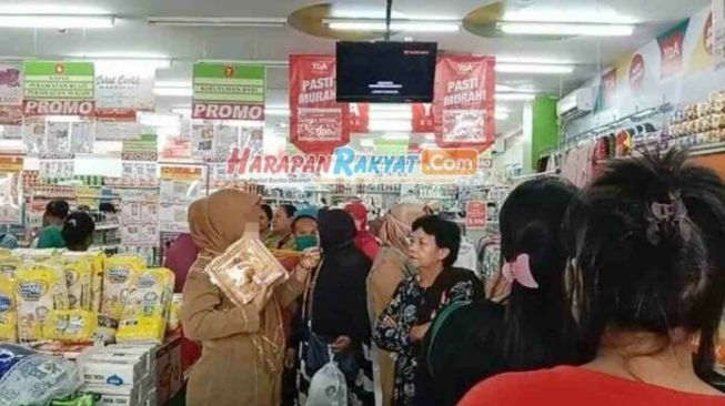 Duh! Emak-emak Berseragam PNS Ikut Antre Minyak Goreng Murah di Jam Kerja, Warga Ciamis Geram