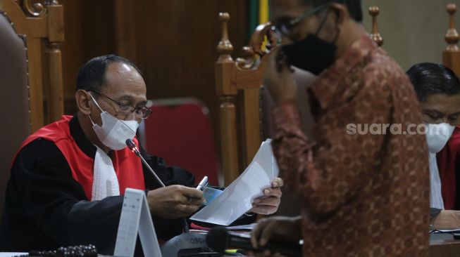 Majelis hakim memeriksa kelengkapan data dari saksi ahli selama sidang lanjutan kasus pengancaman melalui media elektronik oleh musisi I Gede Ari Astina atau Jerinx Superman is Dead (SID) pada Adam Deni di Pengadilan Negeri (PN) Jakarta Pusat, Jakarta, Senin (14/2/2022). [Suara.com/Angga Budhiyanto]