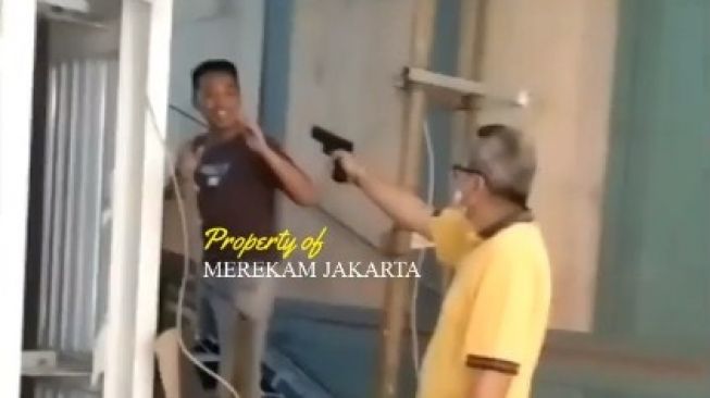 Seorang pria paruh baya diduga menodongkan benda mirip pistol ke arah seorang kuli bangunan di Pondok Indah, Jakarta Selatan. [Tangkapan layar Instagram @merekamjakarta]