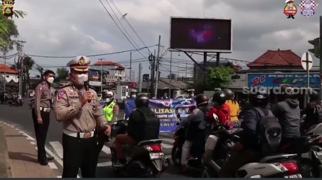 Sosialisasi Tilang Elektronik yang dilakukan Polresta Denpasar di Simpang Buagan, Denpasar, Bali beberapa waktu lalu. [Foto : Istimewa /Satlantas Polresta Denpasar