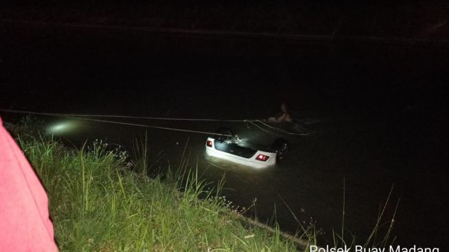 Viral Detik-detik Evakuasi Pengendara Mobil Terjebak di Mobil yang Tercebur ke Sungai Irigasi di OKU Timur