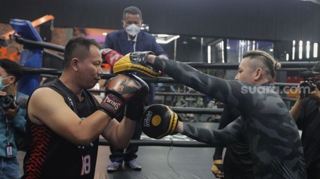 Presenter Vicky Prasetyo bersiap beradu tinju (boxing) dengan pengacara Hotman Paris Hutapea di United Gym, Cengkareng, Jakarta, Senin (14/2/2022). [Suara.com/Angga Budhiyanto]