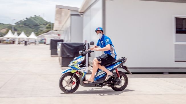 Alex Rins santuy keliling paddock dengan gaya bermotor 