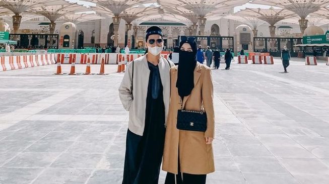 Potret Alvin Faiz dan Henny Rahman umrah saat pandemi. (Instagram/Alvin_411)