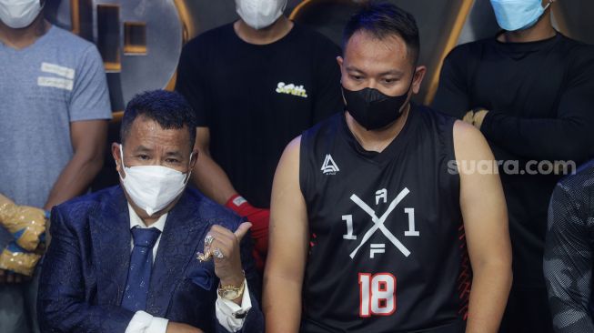 Pengacara Hotman Paris Hutapea dan presenter Vicky Prasetyo memberikan keterangan pers usai beradu tinju (boxing) di United Gym, Cengkareng, Jakarta, Senin (14/2/2022). [Suara.com/Angga Budhiyanto]