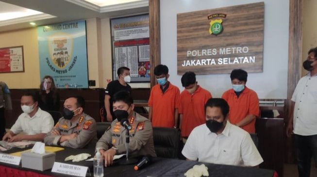 Polisi menghadirkan tiga tersangka pembunuhan Ficky Firlana alias Abun di TPU Ujujami dalam konferensi pers di Polres Metro Jakarta Selatan, Senin (14/2/2022). [ANTARA/Fianda Sjofjan Rassat]