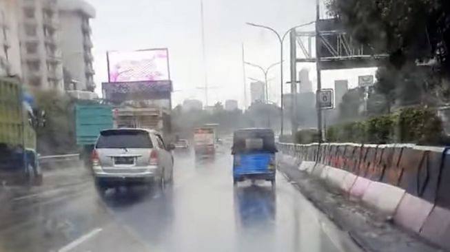 Diduga Penglihatan Terbatas Akibat Hujan Deras, Bajaj Melaju di Tol Kebon Jeruk, Polisi: Sudah Ditilang