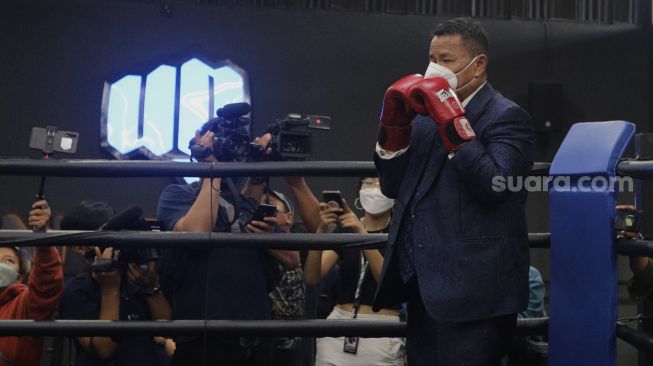 Pengacara Hotman Paris Hutapea beradu tinju (boxing) dengan presenter Vicky Prasetyo di United Gym, Cengkareng, Jakarta, Senin (14/2/2022). [Suara.com/Angga Budhiyanto]