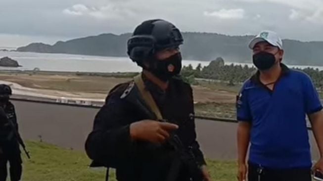 Brimob yang sedang melakukan pengamanan di Sirkuit Mandalika, Lombok Tengah sempat menegur TGB Zainul Majdi, Minggu (13/2/2022).[Foto : Istimewa] 