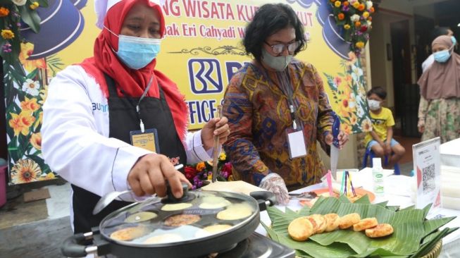 Aktivitas ibu-ibu di Kampung Wisata Kue Rungkut, Surabaya, Jatim. (Dok: Pemkot Surabaya)