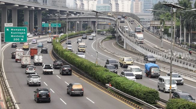 Sejumlah kendaraan melintas di Jalan Gatot Subroto, Jakarta Selatan, Selasa (15/2/2022). [Suara.com/Alfian Winanto]