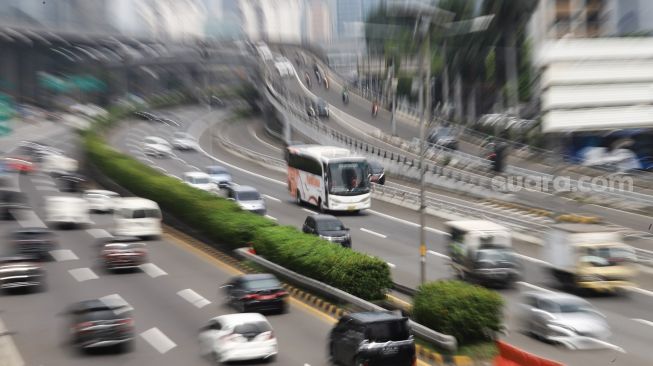 Sejumlah kendaraan melintas di Jalan Gatot Subroto, Jakarta Selatan, Selasa (15/2/2022). [Suara.com/Alfian Winanto]