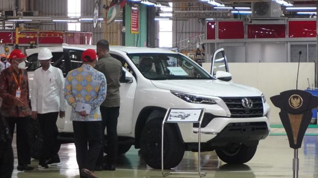 Presiden Joko Widodo meninjau produk ekspor Toyota Fortuner dalam acara "Pelepasan Ekspor 2 Juta Unit oleh PT Toyota Motor Manufacturing Indonesia dan Ekspor Perdana Fortuner ke Australia" [PT TMMIN].