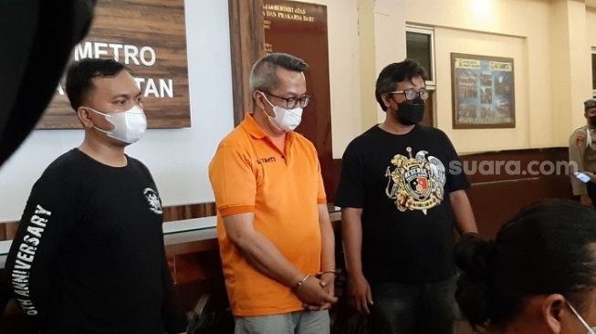 RPB, tersangka kasus penodongan airsoft gun ke kuli bangunan di Pondok Indah, Jakarta Selatan tertunduk malu saat dihadirkan ke depan media. (Suara.com/Yaumal)