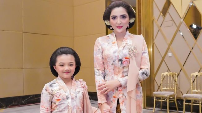 Adu Gaya Arsy Hermansyah dan Thalia Putri Onsu (instagram/@queenarsy/@thaliaputrionsu)
