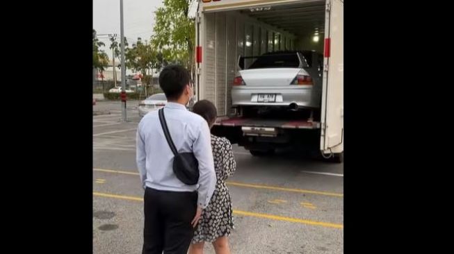 Nggak Kaleng-kaleng, Viral Wanita Ini Beli Mobil secara Tunai untuk Hadiah Valentine Pacar