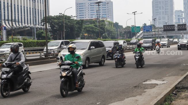 Sejumlah kendaraan melintas di Jalan Gatot Subroto, Jakarta Selatan, Selasa (15/2/2022). [Suara.com/Alfian Winanto]