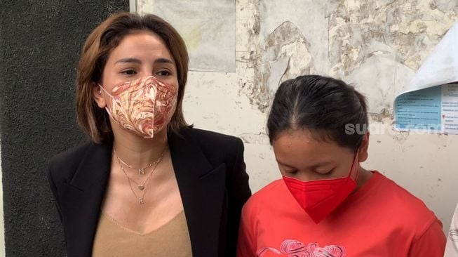 Nikita Mirzani bersama putrinya, Loly usai menjadi saksi dalam sidang kasus pencemaran nama baik dengan terdakwa Indra Tarigan di Pengadilan Negeri Jakarta Selatan, Selasa (15/2/2022). [Adiyoga Priyambodo/Suara.com]