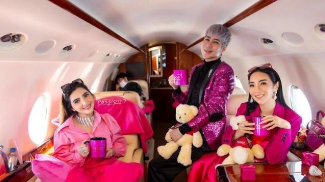 Ashanty dan Airyn Tanu di acara Private Jet Passion. [YouTube Hermansyah A6]