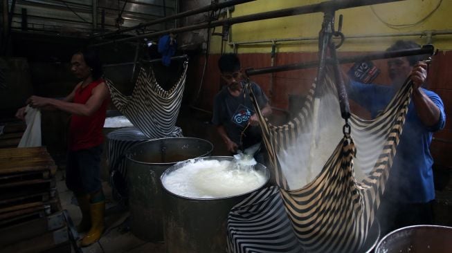 Pekerja memproduksi tahu di pabrik tahu rumahan di Pondok Cabe, Tangerang Selatan, Banten, Selasa (15/2/2022).  ANTARA FOTO/Muhammad Iqbal